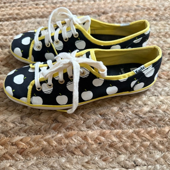 Kate Spade x Keds Size 7 Black & White apple print sneakers - Picture 2 of 10